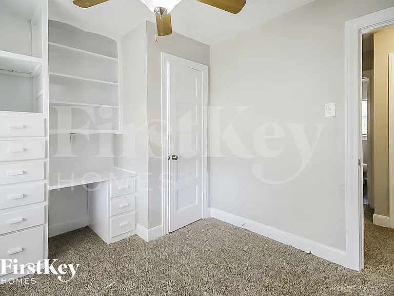 706 E Humble St — Photo 12