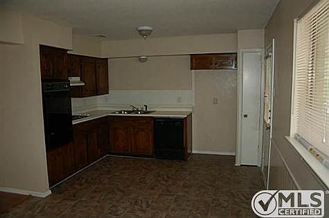 3rd image of 2033 Victoria Dr