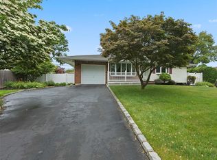 18 Plane Tree Ln, Saint James, NY 11780