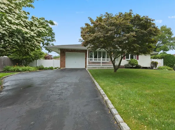 18 Plane Tree Lane, Saint James, NY 11780