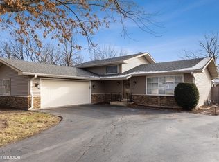 211 Robinson Ln, Westmont, IL 60559