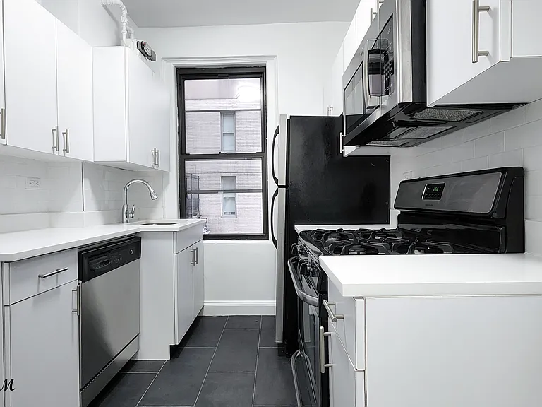 156 E 37th St #1A — Photo 2