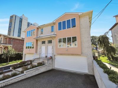 220 Slocum Way, Fort Lee, NJ, 07024