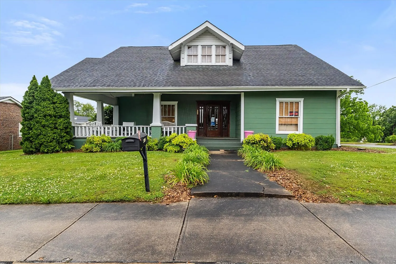 5 bed, 3922 sqft, $2,200 — Photo 1