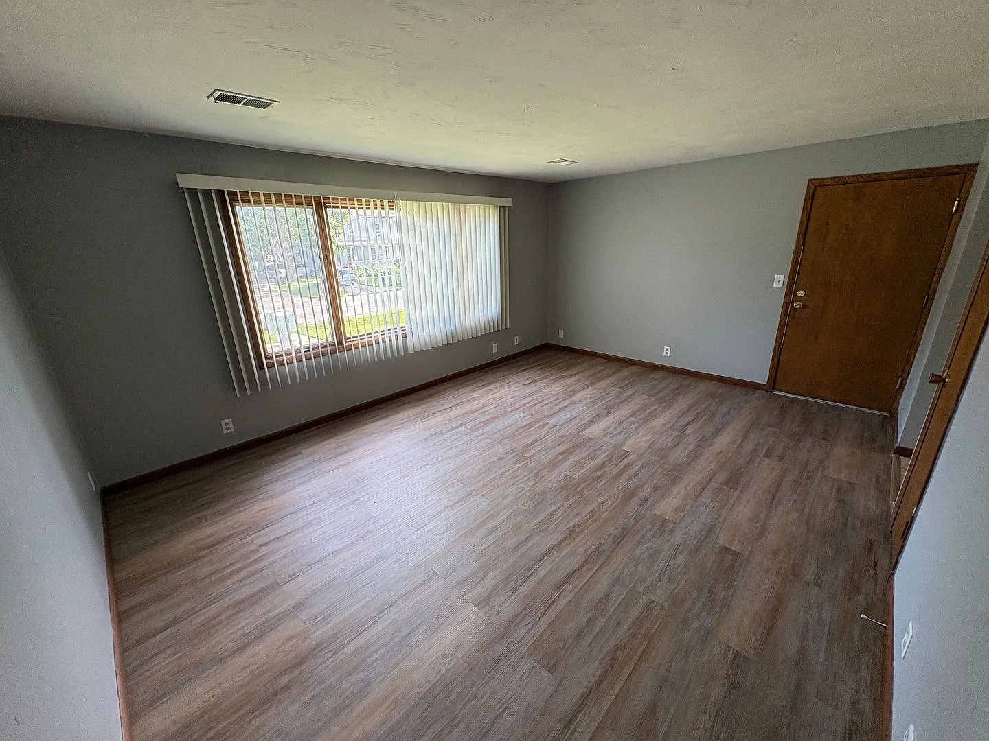 1101 D — Photo 2