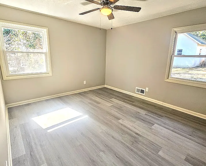 354 Windsor Dr SW — Photo 7