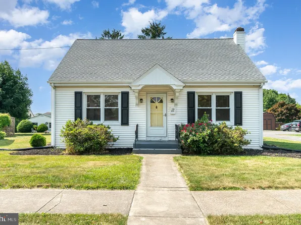 211 W Walnut St, Palmyra, PA 17078
