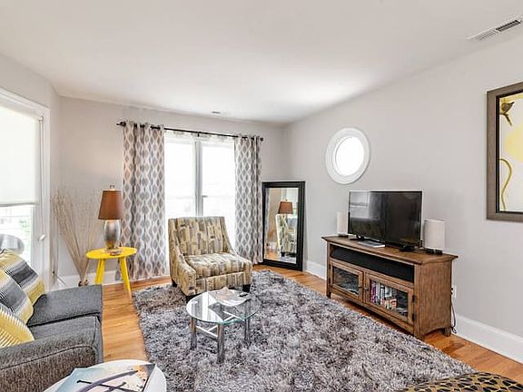 4th image of 1100 Greenleaf Ave APT C