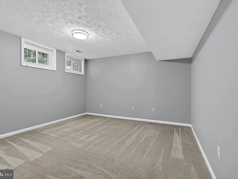 8405 Overlook St — Photo 33