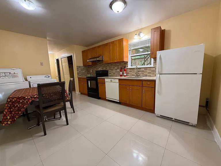 48 Acorn Ln #1 — Photo 3