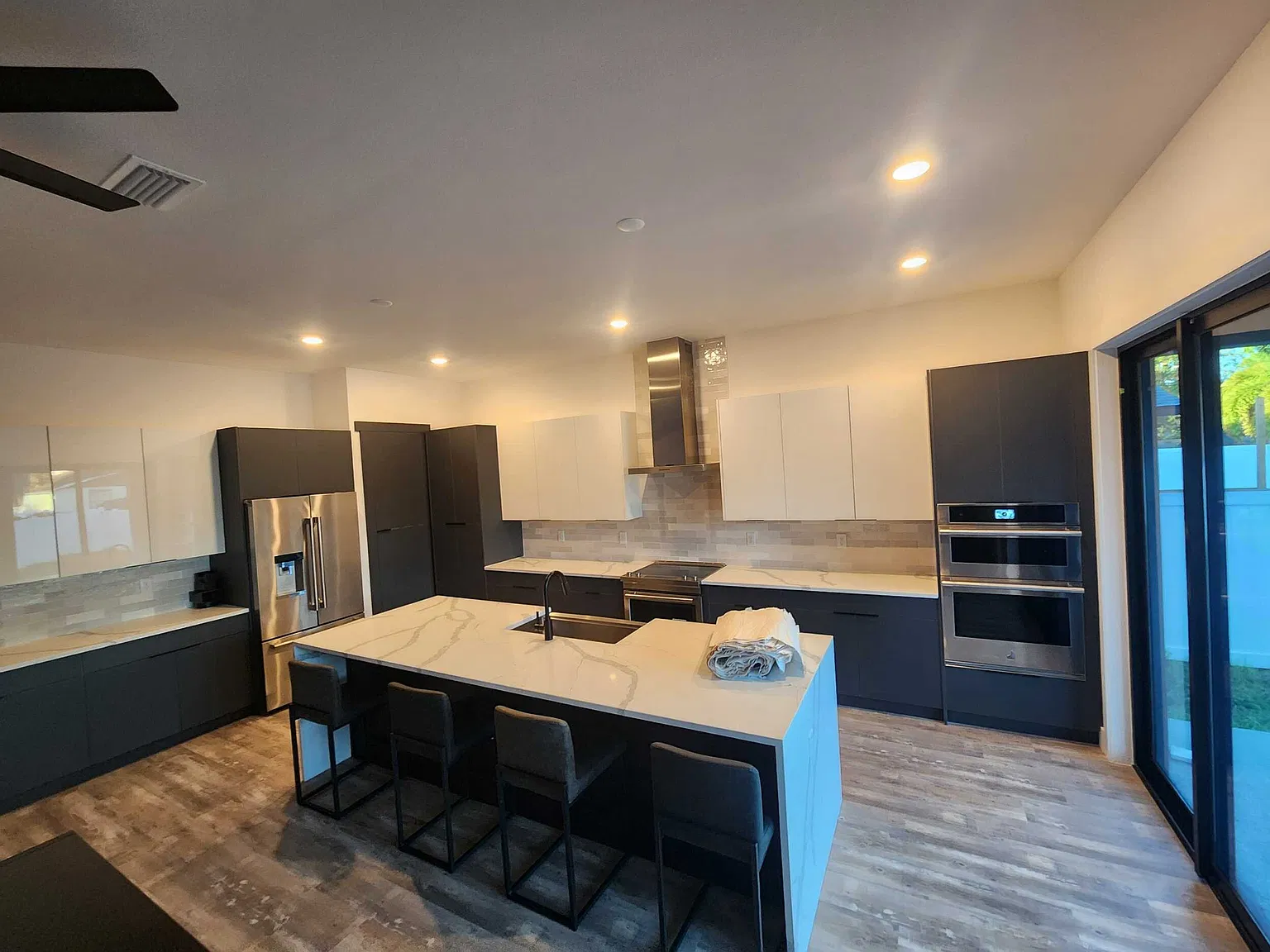 4 bed, 3203 sqft, $8,200 — Photo 4