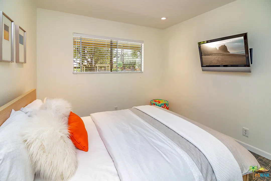 550 N Villa Ct — Photo 1
