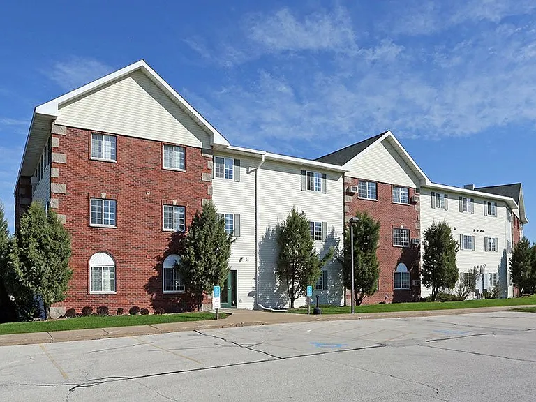 BAY MANOR APARTMENTS — Photo 5