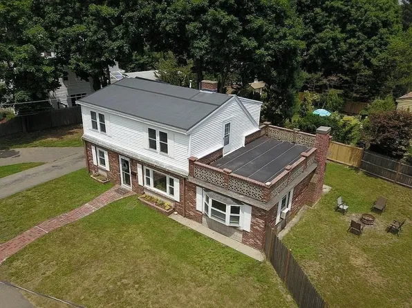 74 Alandale Pkwy, Norwood, MA 02062