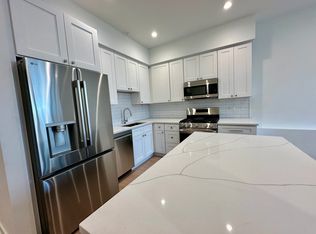 1019 W Wolfram St #G, Chicago, IL 60657