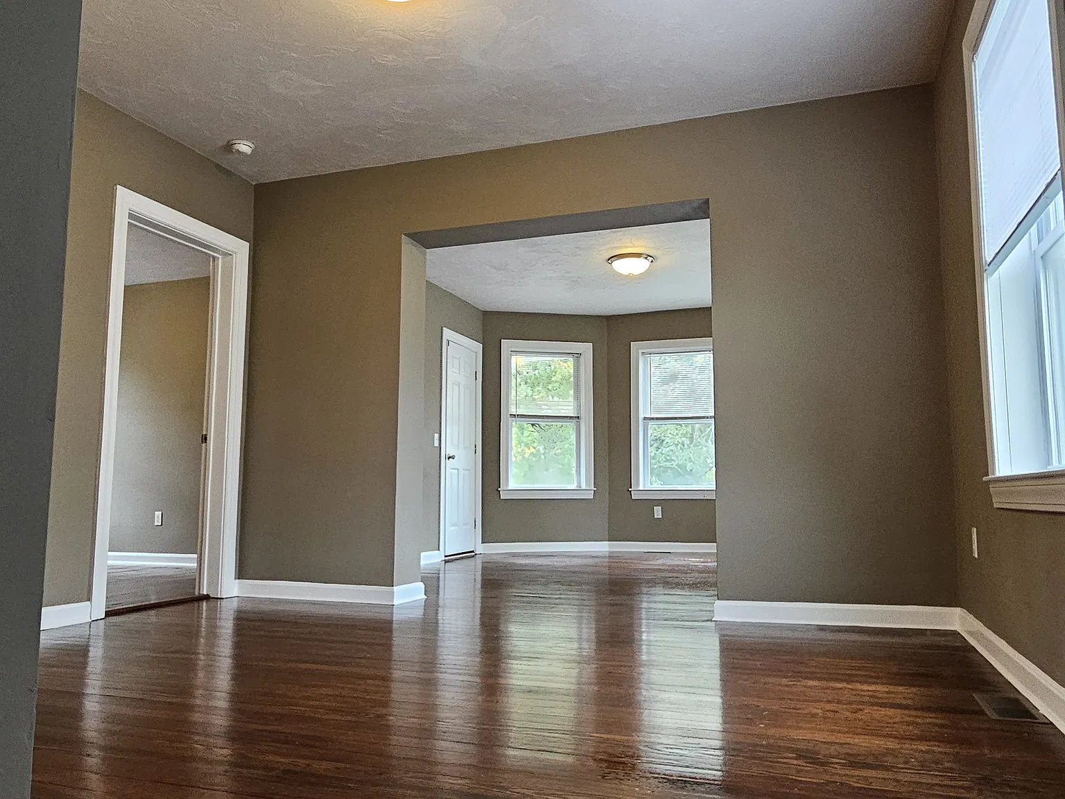 2 bed, 1050 sqft, $1,850 — Photo 2