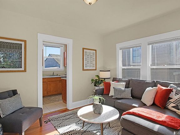 4th image of 107-107 1/2 Majestic Ave
