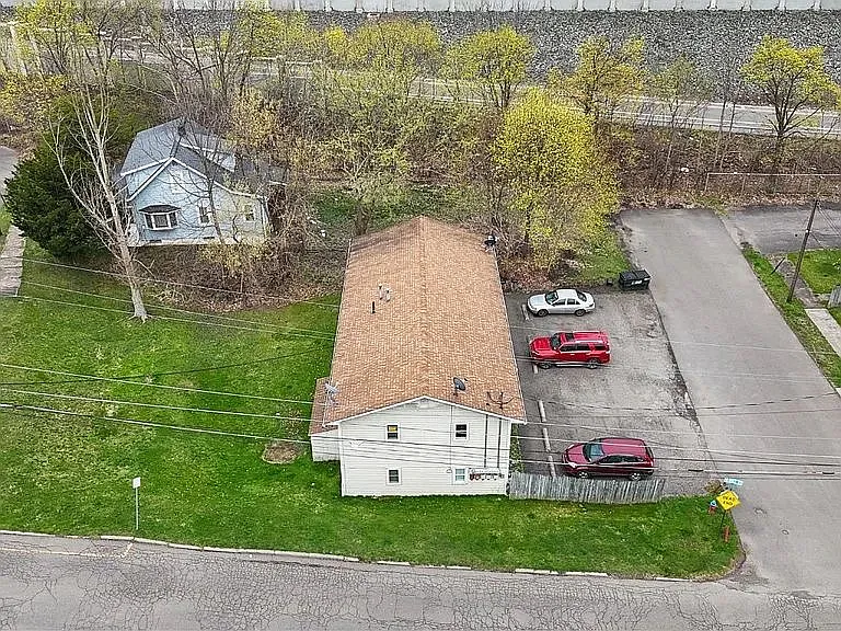 Building Photo - 100 Louisa St #E