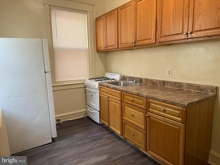 244 S Fairview Ave — Photo 6