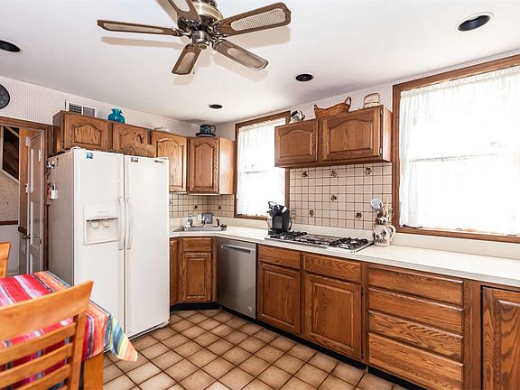 5th image of 79 Lexington St