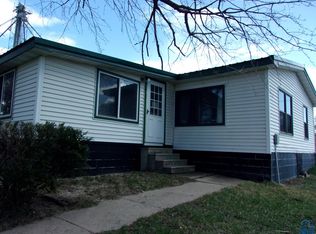 202 S Main St, Dixon, NE 68732