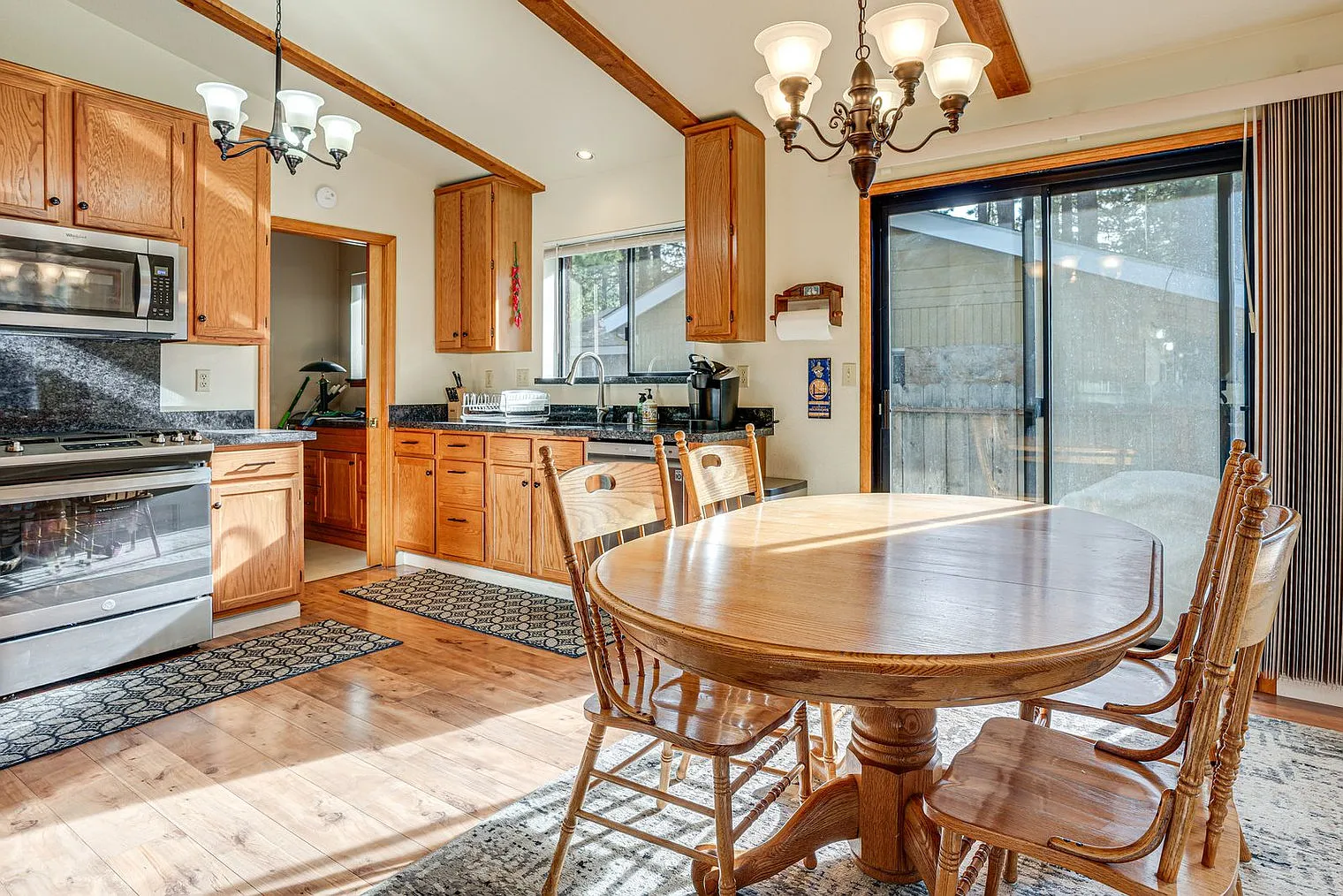 3 bed, 2.0 bath, 1410 sqft, $4,121 — Photo 4