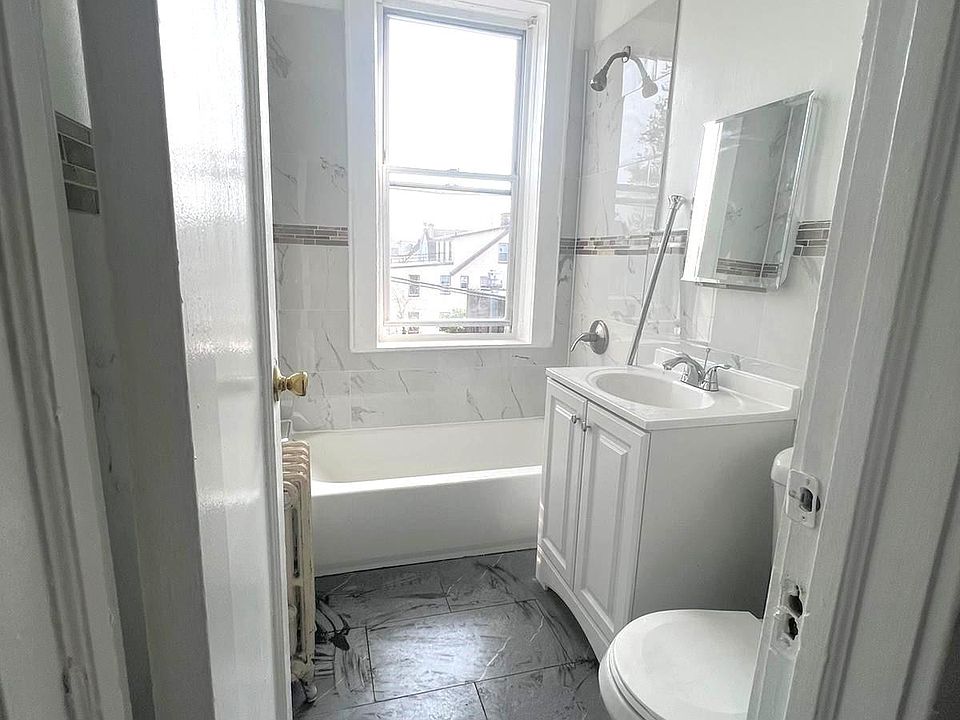 2nd image of 3 Fuller Pl #A3