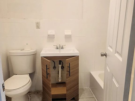 4th image of 102 Lewis Ave #1