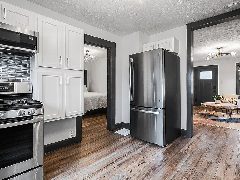 605 E Elm St — Photo 5