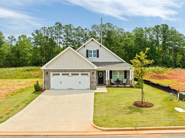 1891 Hidden Lakes Dr, Opelika, AL 36801