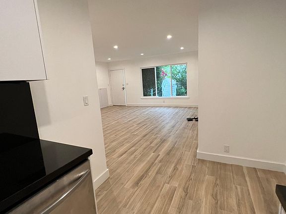 3rd image of 403A San Vicente Blvd