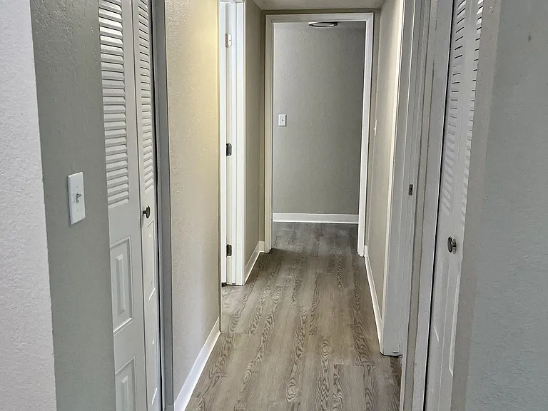 Glenbrook Apartments — Photo 11