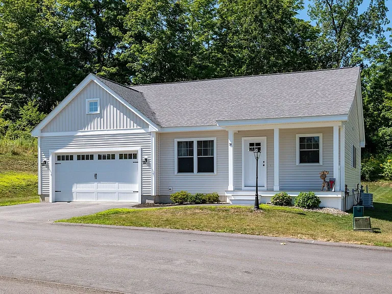 30 Copley Dr — Photo 2