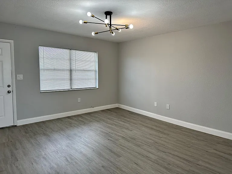 110 SE 7th St #2 — Photo 7