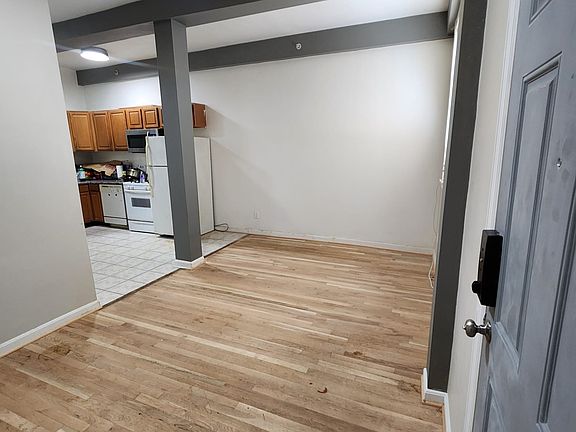3rd image of 110 Branch St Unit 1