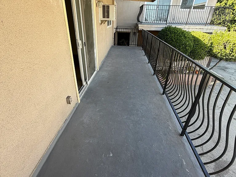 2733 Montrose Ave #7 — Photo 30