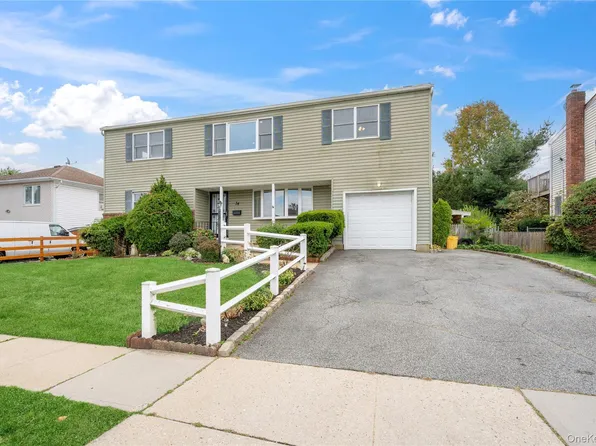 34 Meadow Wood Lane, Farmingdale, NY 11735