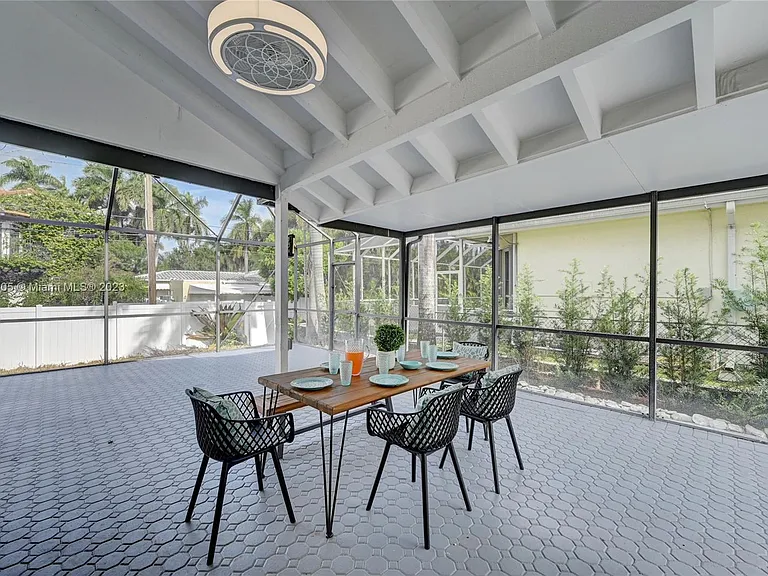 1109 Hollywood Blvd — Photo 36
