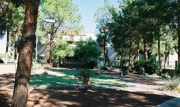La Estancia Apartments — Photo 15