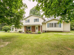 9 Parkmeadow Dr, Pittsford, NY 14534