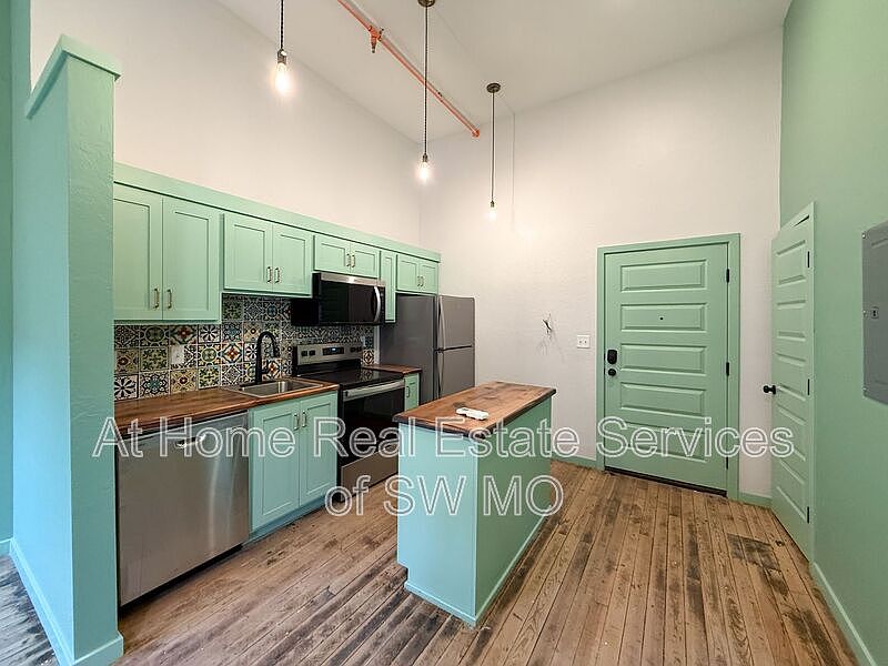 1st image of 320 W Walnut St #208