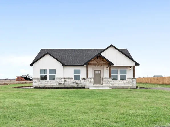 172 Medina Verde Dr, Natalia, TX 78059