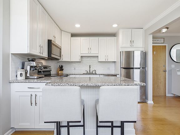 4th image of 106 13th St APT 321