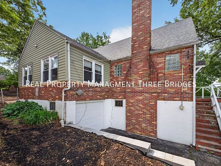 130 S Barat Ave — Photo 2