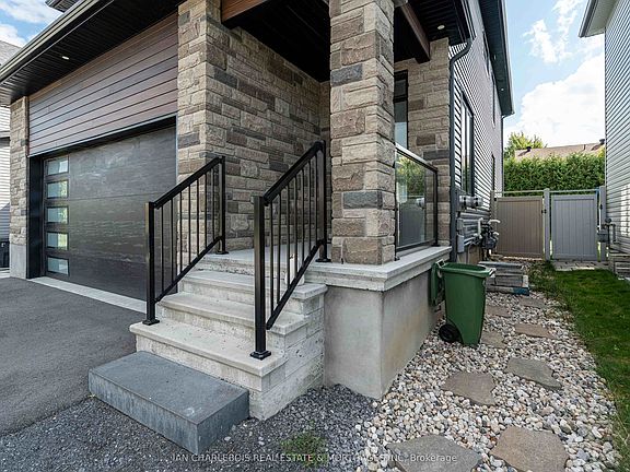 3rd image of 846 Rockson Cres #A