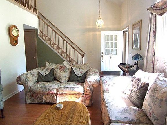 3rd image of 856 Newbury Ct