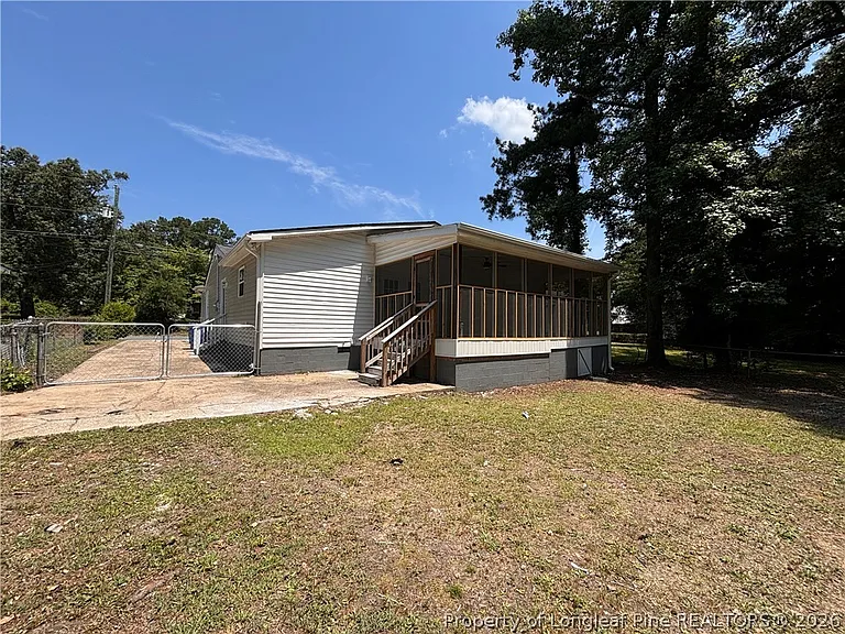 929 Fleetwood Dr — Photo 2