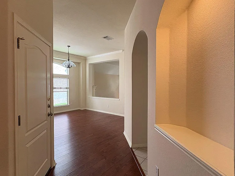 207 Kettleman Ln N — Photo 5