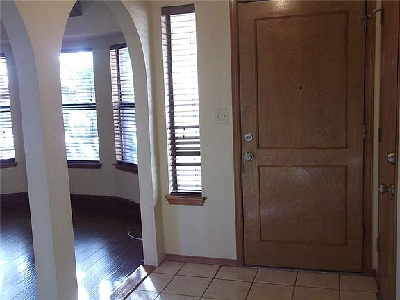 3rd image of 620 Hempstead Dr
