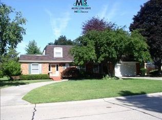29925 Fox Grove Rd, Farmington Hills, MI 48334